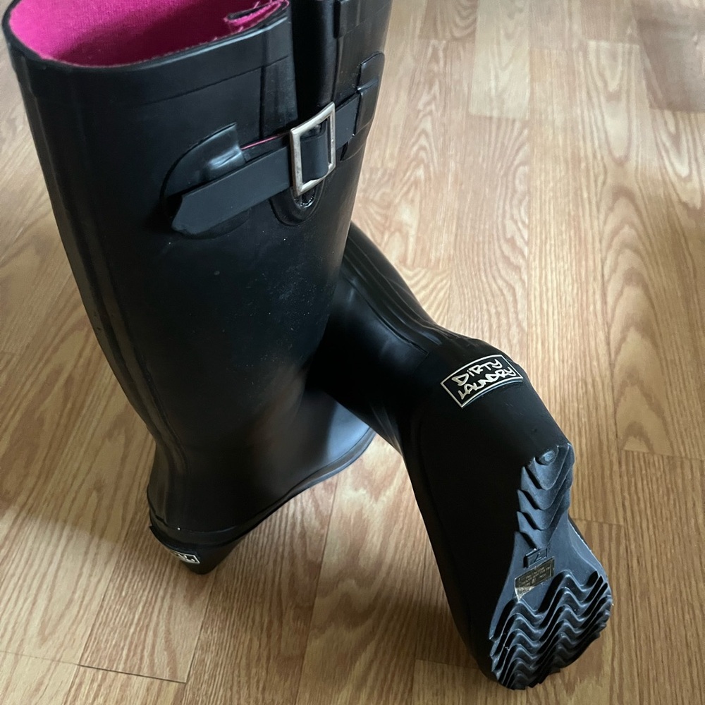 Size 7 Dirty Laundry rain boots